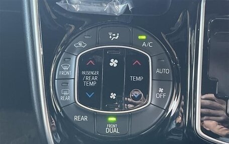 Toyota Voxy III, 2021 год, 1 770 000 рублей, 22 фотография