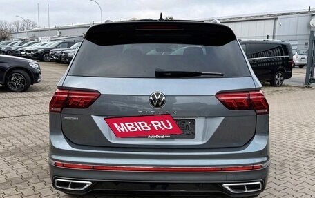 Volkswagen Tiguan II, 2022 год, 2 600 000 рублей, 2 фотография