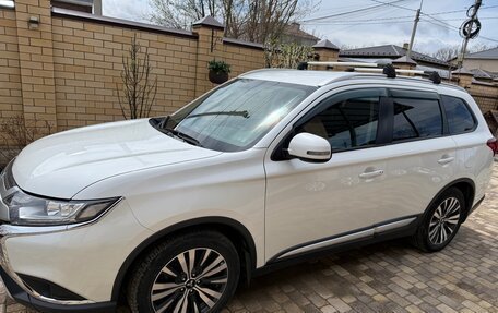 Mitsubishi Outlander III рестайлинг 3, 2019 год, 2 200 000 рублей, 2 фотография