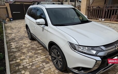 Mitsubishi Outlander III рестайлинг 3, 2019 год, 2 200 000 рублей, 3 фотография