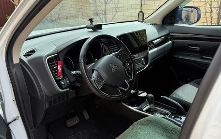 Mitsubishi Outlander III рестайлинг 3, 2019 год, 2 200 000 рублей, 6 фотография