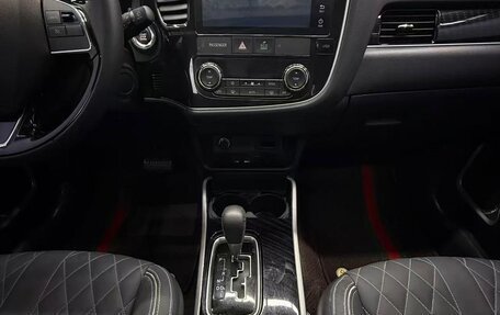 Mitsubishi Outlander III рестайлинг 3, 2021 год, 2 030 000 рублей, 10 фотография