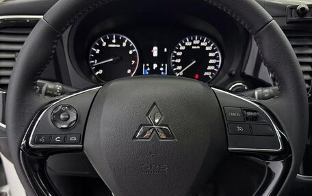 Mitsubishi Outlander III рестайлинг 3, 2021 год, 2 030 000 рублей, 9 фотография