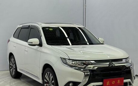 Mitsubishi Outlander III рестайлинг 3, 2021 год, 2 030 000 рублей, 6 фотография