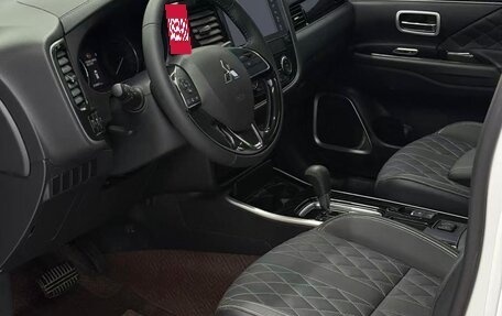 Mitsubishi Outlander III рестайлинг 3, 2021 год, 2 030 000 рублей, 8 фотография