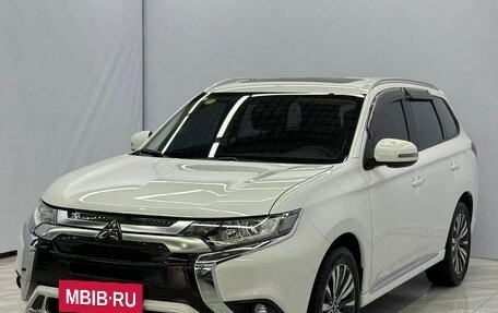 Mitsubishi Outlander III рестайлинг 3, 2021 год, 2 030 000 рублей, 2 фотография