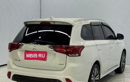 Mitsubishi Outlander III рестайлинг 3, 2021 год, 2 030 000 рублей, 5 фотография