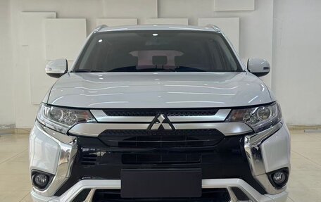 Mitsubishi Outlander III рестайлинг 3, 2021 год, 2 065 000 рублей, 1 фотография