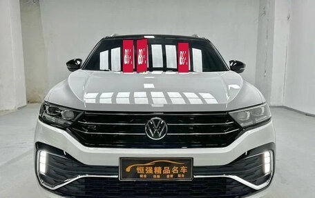 Volkswagen T-Roc I, 2022 год, 1 590 000 рублей, 2 фотография
