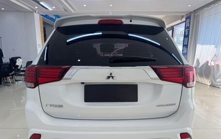 Mitsubishi Outlander III рестайлинг 3, 2021 год, 2 065 000 рублей, 3 фотография