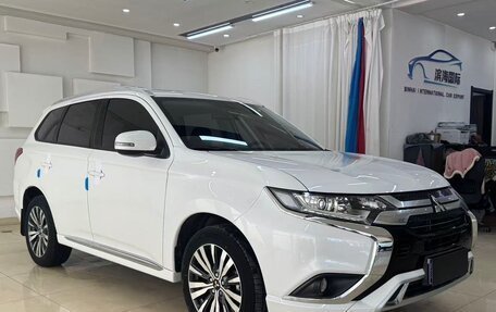 Mitsubishi Outlander III рестайлинг 3, 2021 год, 2 065 000 рублей, 5 фотография