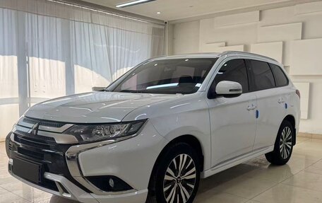 Mitsubishi Outlander III рестайлинг 3, 2021 год, 2 065 000 рублей, 2 фотография