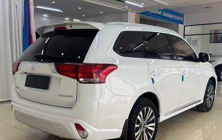 Mitsubishi Outlander III рестайлинг 3, 2021 год, 2 065 000 рублей, 4 фотография