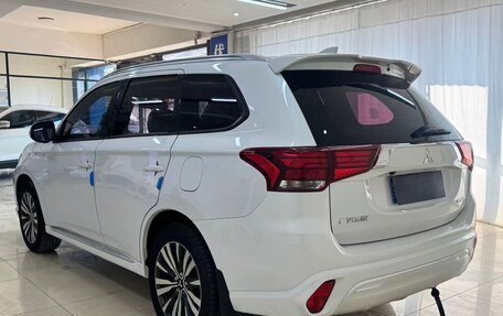 Mitsubishi Outlander III рестайлинг 3, 2021 год, 2 065 000 рублей, 6 фотография