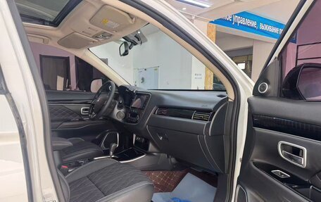 Mitsubishi Outlander III рестайлинг 3, 2021 год, 2 065 000 рублей, 10 фотография