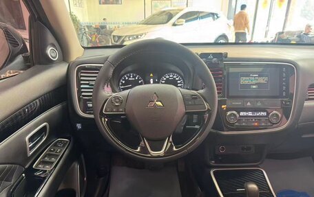 Mitsubishi Outlander III рестайлинг 3, 2021 год, 2 065 000 рублей, 8 фотография