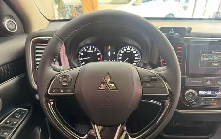 Mitsubishi Outlander III рестайлинг 3, 2021 год, 2 065 000 рублей, 9 фотография
