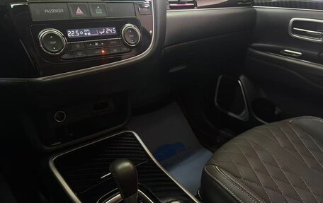 Mitsubishi Outlander III рестайлинг 3, 2021 год, 2 065 000 рублей, 16 фотография