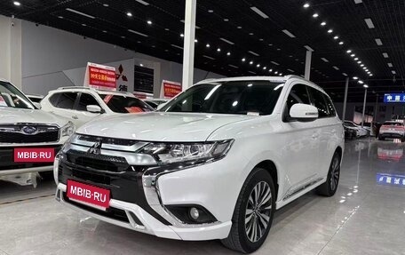 Mitsubishi Outlander III рестайлинг 3, 2022 год, 1 985 000 рублей, 1 фотография