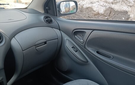 Toyota Yaris I рестайлинг, 1999 год, 410 000 рублей, 33 фотография