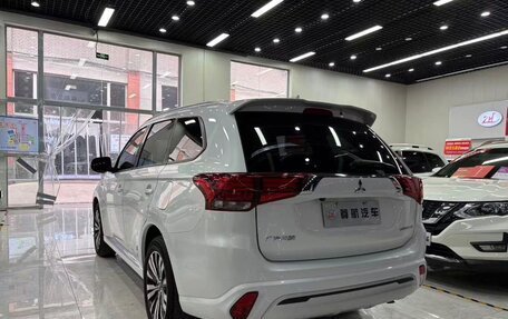 Mitsubishi Outlander III рестайлинг 3, 2022 год, 1 985 000 рублей, 3 фотография
