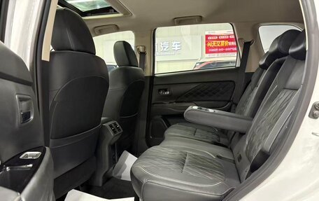 Mitsubishi Outlander III рестайлинг 3, 2022 год, 1 985 000 рублей, 7 фотография