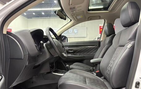Mitsubishi Outlander III рестайлинг 3, 2022 год, 1 985 000 рублей, 6 фотография