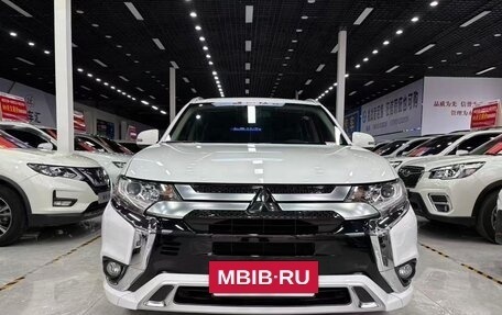 Mitsubishi Outlander III рестайлинг 3, 2022 год, 1 985 000 рублей, 2 фотография