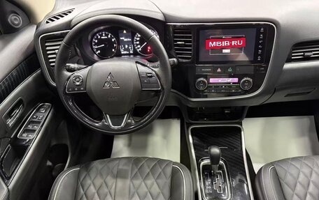 Mitsubishi Outlander III рестайлинг 3, 2022 год, 1 985 000 рублей, 4 фотография