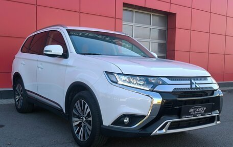 Mitsubishi Outlander III рестайлинг 3, 2020 год, 2 550 000 рублей, 3 фотография