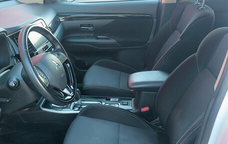 Mitsubishi Outlander III рестайлинг 3, 2020 год, 2 550 000 рублей, 7 фотография