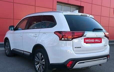 Mitsubishi Outlander III рестайлинг 3, 2020 год, 2 550 000 рублей, 6 фотография