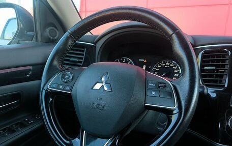 Mitsubishi Outlander III рестайлинг 3, 2020 год, 2 550 000 рублей, 11 фотография