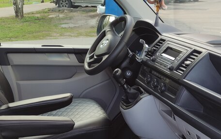 Volkswagen Caravelle T6 рестайлинг, 2017 год, 2 900 000 рублей, 6 фотография