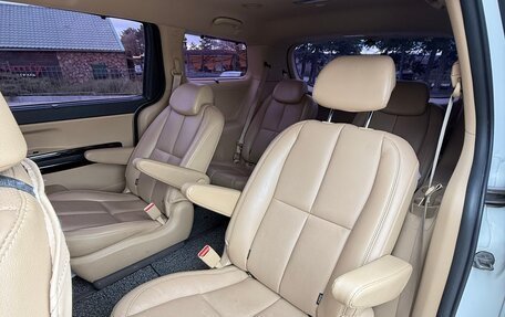 KIA Carnival III, 2018 год, 3 070 000 рублей, 17 фотография