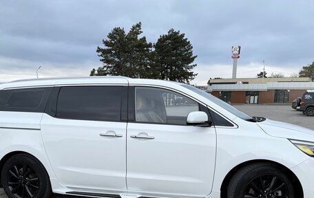 KIA Carnival III, 2018 год, 3 070 000 рублей, 4 фотография