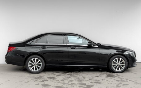 Mercedes-Benz E-Класс, 2020 год, 3 250 000 рублей, 4 фотография