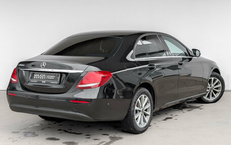 Mercedes-Benz E-Класс, 2020 год, 3 250 000 рублей, 5 фотография