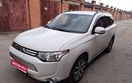 Mitsubishi Outlander III рестайлинг 3, 2012 год, 2 000 000 рублей, 3 фотография