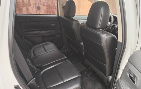 Mitsubishi Outlander III рестайлинг 3, 2012 год, 2 000 000 рублей, 8 фотография