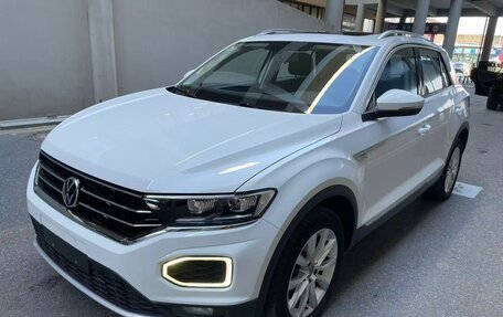 Volkswagen T-Roc I, 2022 год, 1 470 000 рублей, 2 фотография