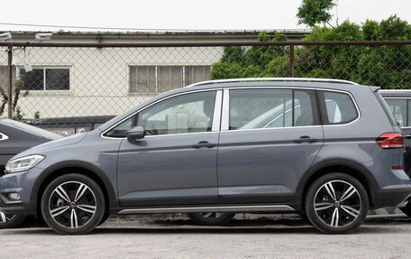 Volkswagen Touran III, 2024 год, 2 350 000 рублей, 2 фотография