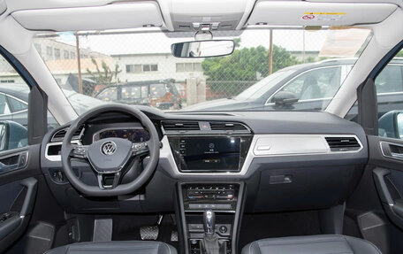 Volkswagen Touran III, 2024 год, 2 350 000 рублей, 4 фотография