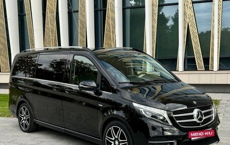 Mercedes-Benz V-Класс, 2017 год, 3 990 000 рублей, 6 фотография