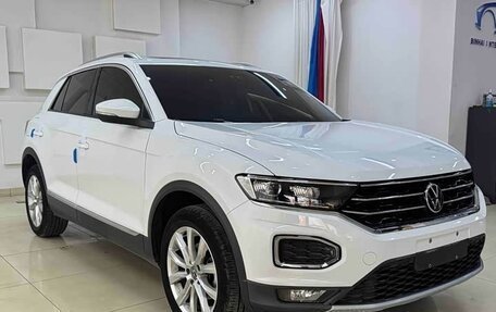 Volkswagen T-Roc I, 2022 год, 2 150 000 рублей, 2 фотография