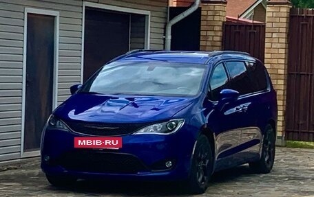 Chrysler Pacifica (RU), 2019 год, 3 550 000 рублей, 2 фотография