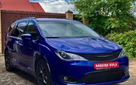 Chrysler Pacifica (RU), 2019 год, 3 550 000 рублей, 4 фотография