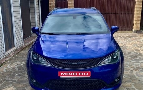 Chrysler Pacifica (RU), 2019 год, 3 550 000 рублей, 8 фотография