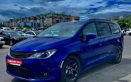 Chrysler Pacifica (RU), 2019 год, 3 550 000 рублей, 20 фотография