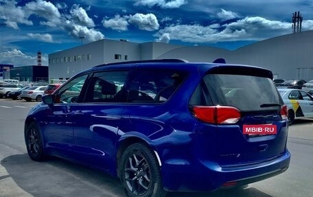 Chrysler Pacifica (RU), 2019 год, 3 550 000 рублей, 21 фотография